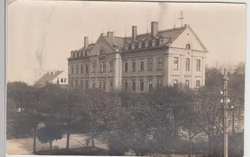 (F5875) Orig. Foto großes Gebäude, Schule? Spruch "Durch Freiwillige... erbaut"