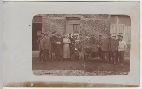 (F5868) Orig. Foto 1.WK Soldaten, Gruppenbild, Esel mit Pickelhaube