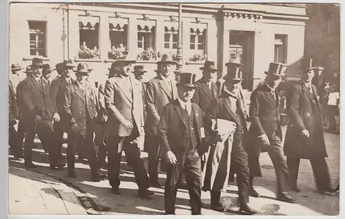 (F5863) Orig. Foto stattlich gekleidete Herren a.d. Straße, Fotogr. München, vor