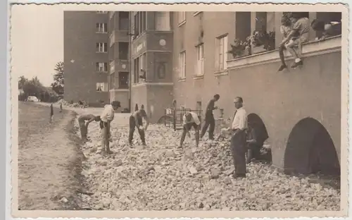 (F5833) Orig. Foto Wegebau am Wohnblock, Mädels schauen zu, vor 1945