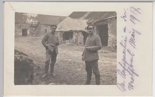 (F5825) Orig. Foto 1.WK Soldaten vor zerstörten Gebäuden, Westfront 1917