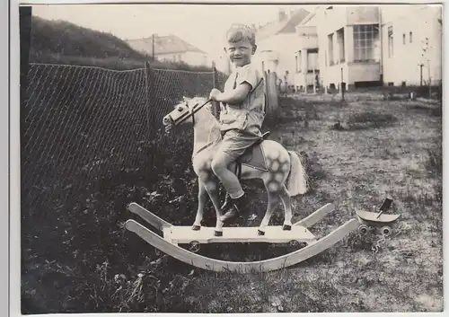 (F5817) Orig. Foto kleiner Junge auf Schaukelpferd, vor 1945