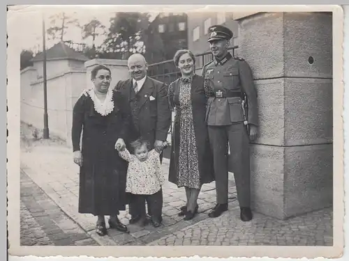 (F5816) Orig. Foto 2.WK Soldat m. Zivilisten vor Kaserne, vor 1945