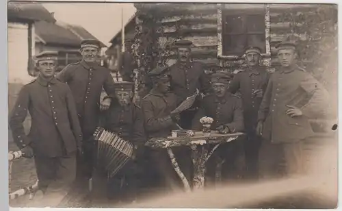 (F5803) Orig. Foto 1.WK Soldaten vor Baracke m. Birken-Tisch 1914-18