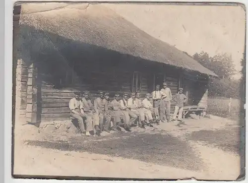 (F5797) Orig. Foto 1.WK Soldaten vor reetgedeckter Hütte 1914-18