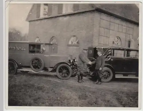 (F5791) Orig. Foto Automobile vor Gebäude, Fahrer begrüßen sich, 1928