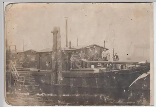 (F5789) Orig. Foto Personen, Arbeiter auf einem Boot a. Anlegestelle, vor 1945