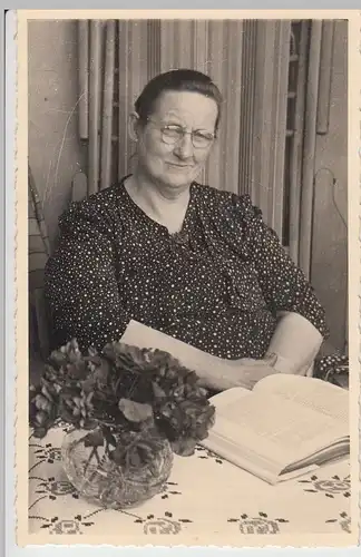 (F5780) Orig. Foto Dame mit Buch im Zimmer, 1940