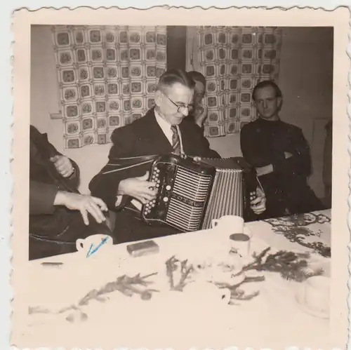 (F5774) Orig. Foto Herr am Tisch spielt Akkordeon, Weihnachten 1956
