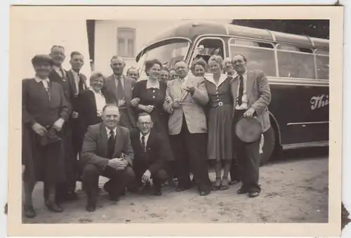 (F5747) Orig. Foto Personen am Autobus, Betriebsausfahrt z. Plöner See 1954