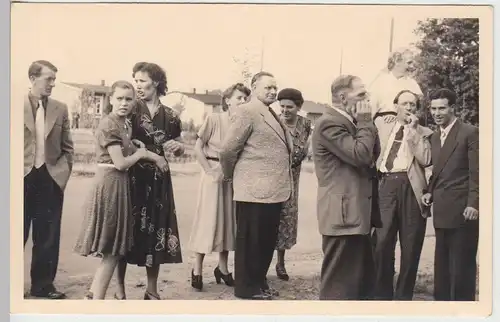 (F5743) Orig. Foto Göhrde, Personen am Straßenrand, Juli 1953