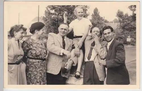 (F5742) Orig. Foto Göhrde, Personen am Straßenrand, Juli 1953