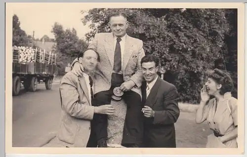 (F5741) Orig. Foto Göhrde, Personen am Straßenrand, Juli 1953