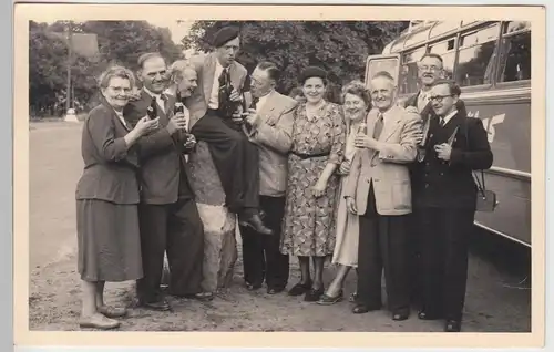 (F5739) Orig. Foto Göhrde, Personen in Feierlaune am Autobus, Juli 1953