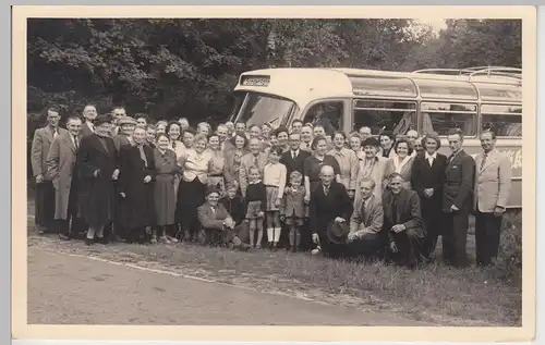 (F5738) Orig. Foto Göhrde, Ausfahrt, Reisegesellschaft vor Autobus, 1953