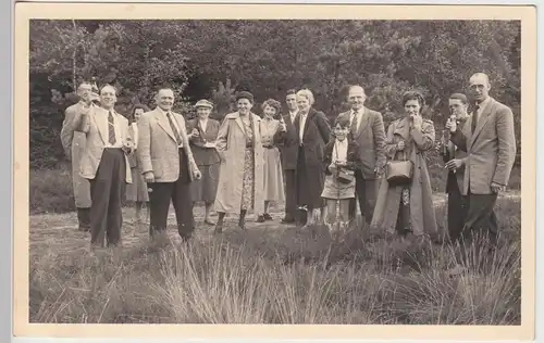 (F5737) Orig. Foto Göhrde, Personen in Feierlaune im Freien, Juli 1953