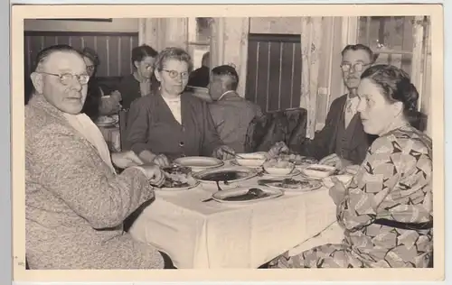 (F5736) Orig. Foto Göhrde, Personen am Esstisch, Juli 1953