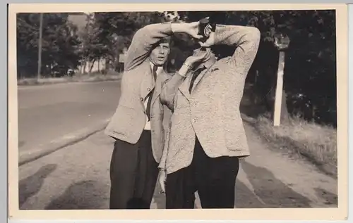 (F5735) Orig. Foto Göhrde, Herren in Feierlaune auf der Straße, 1953