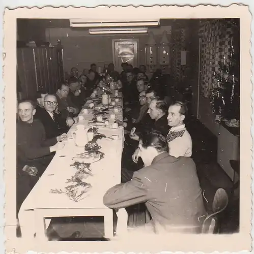(F5731) Orig. Foto Betriebsfeier, Weihnachtsfeier, lange Tafel, 1950er