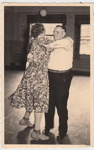 (F5726) Orig. Foto Holm-Seppensen, älteres Paar tanzt,  1952