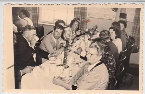 (F5724) Orig. Foto Holm-Seppensen, Personen im Café, 1952