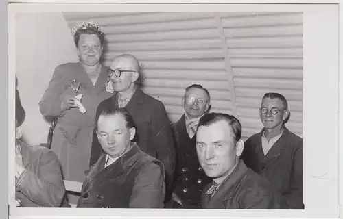 (F5713) Orig. Foto Herren, Arbeiter mit Jubilarin, Betriebsfeier Mai 1952