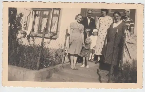 (F5700) Orig. Foto Fehmarn, Personen vor einem Haus 1938