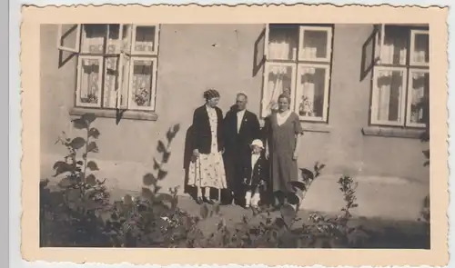(F5697) Orig. Foto Fehmarn, Personen vor einem Haus 1938