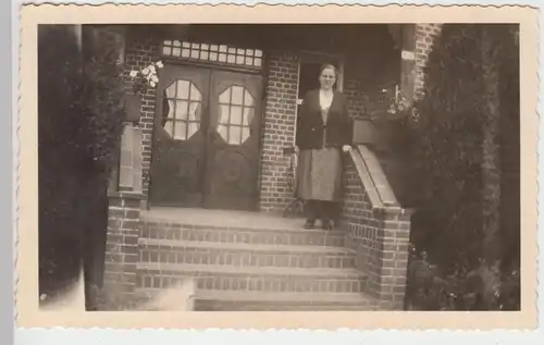 (F5690) Orig. Foto Hanstedt Weihe, Frau vor einem Haus-Eingang 1938