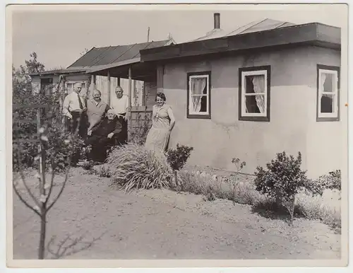 (F5672) Orig. Foto Hamburg Heidhörn, Personen am Gartenhaus, 1936