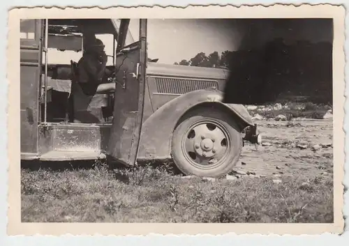 (F5670) Orig. Foto Herr sitzt in einem alten Automobil, Kleinbus, 1940er