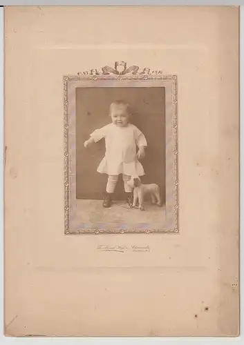 (F567) Original Foto Kleinkind mit Spielzeughund, 1910er, 1920er