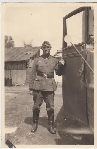 (F5669) Orig. Foto Wehrmachts-Soldat an einem Automobil