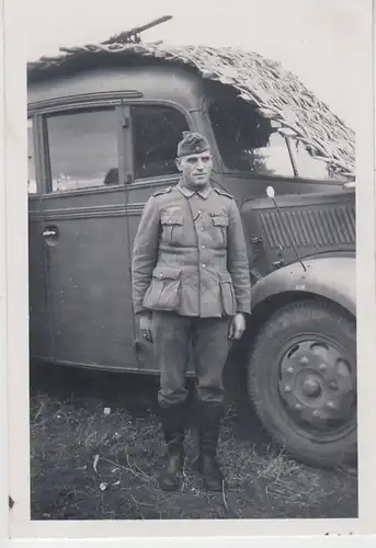 (F5668) Orig. Foto Wehrmachts-Soldat an einem Kleinbus