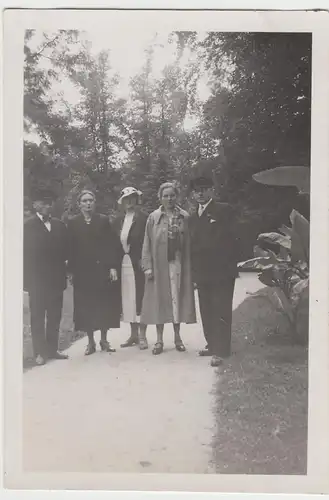 (F5666) Orig. Foto Schwerin, Spaziergang im Park 1934