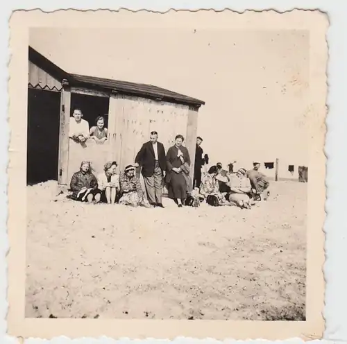 (F5665) Orig. Foto Fehmarn, Personen am Strand, an einer Hütte 1938