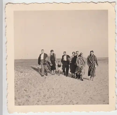 (F5664) Orig. Foto Fehmarn, Personen am Strand, Spaziergang 1938