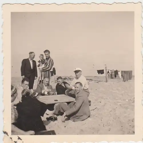 (F5663) Orig. Foto Fehmarn, Personen am Strand, Kartenspiel 1938