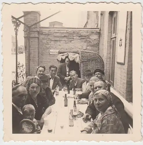 (F5662) Orig. Foto Fehmarn, Personen am Außen-Tisch einer Gaststube, 1938
