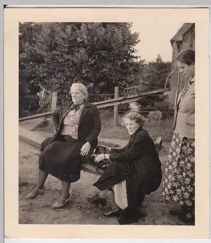 (F5661) Orig. Foto Hanstedt Weihe, Damen auf einem Spielplatz 1937