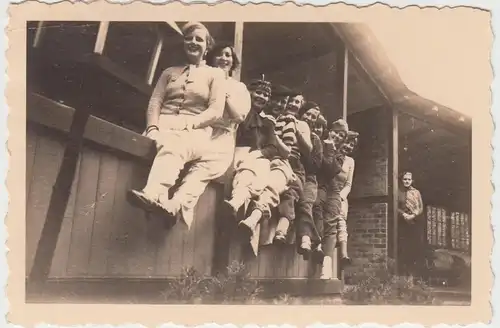 (F5636) Orig. Foto Jesteburg, Damen sitzen auf Brüstung, 1935
