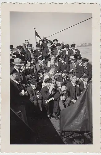 (F5630) Orig. Foto Reisegruppe mit Biergläser auf Fähre, 1930er