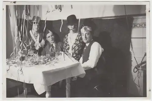 (F5617) Orig. Foto Personen in der Küche zu Silvester 1931