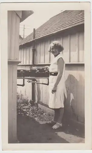 (F5613) Orig. Foto junge Frau mit Kochstelle am Haus, 1931