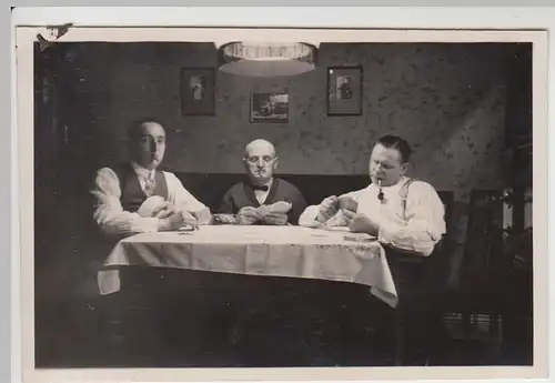 (F5587) Orig. Foto 3 Herren spielen Karten, April 1931