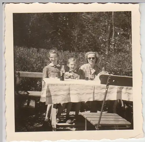 (F5556) Orig. Foto Frau mit Mädchen am Tisch, Biergarten, nach 1945