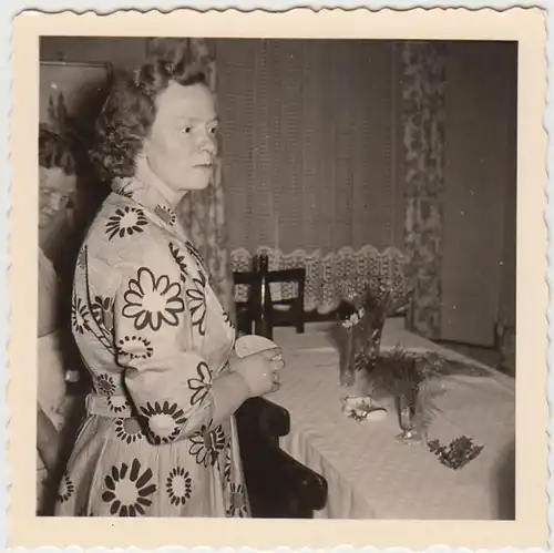 (F5554) Orig. Foto ältere Dame Käthe am Tisch in der Stube, nach 1945