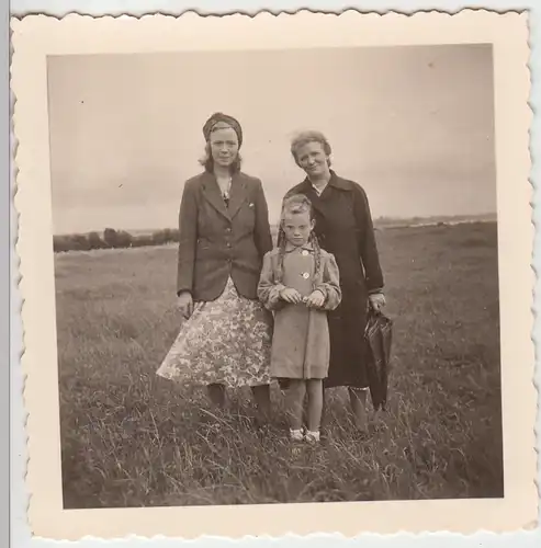 (F5553) Orig. Foto Frauen und Mädchen auf einer Wiese, nach 1945