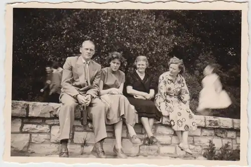 (F5552) Orig. Foto Personen auf einer Mauer, nach 1945