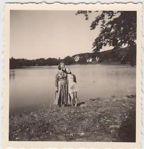 (F5546) Orig. Foto Frau mit Mädchen am See, nach 1945